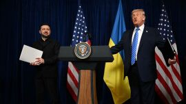 El presidente de Estados Unidos, Donald Trump, y el presidente de Ucrania, Volodymyr Zelensky, llegan a una conferencia de prensa tras las conversaciones en la residencia de Trump en Mar-a-Lago, Palm Beach, Florida.