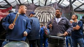 Cierre de FATE: afirman que el secretario general del sindicato está "demorado" dentro de la fábrica