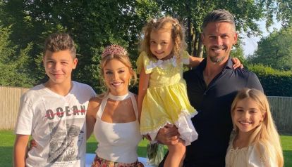 Evangelina Anderson y Martín Demichelis junto a sus hijos