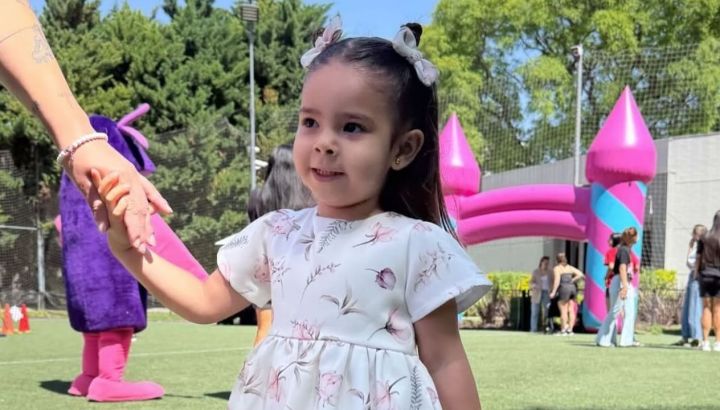 El look comfy-glam de Sarah Burlando para viajar en avión: versátil y chic