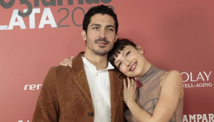 A semanas de convertirse en padres, el Chino Darín y Úrsula Corberó se refugian en su familia española