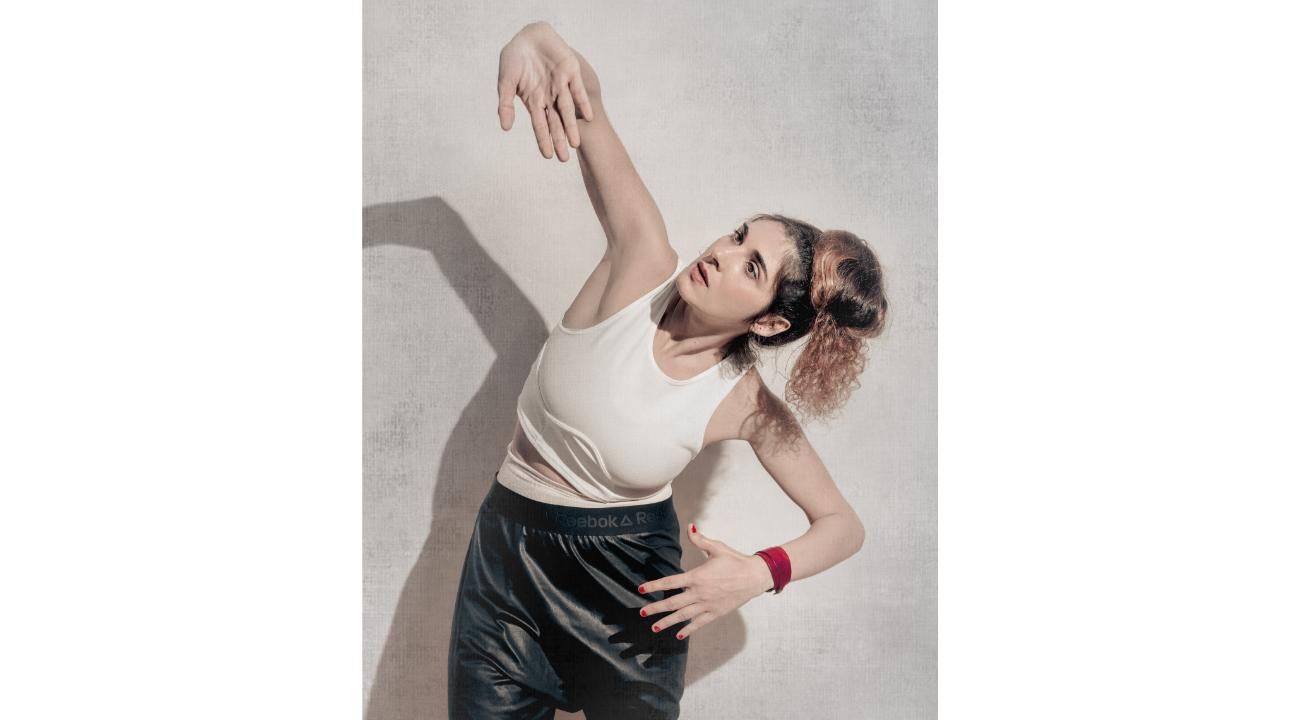 Ariana Caruso: Una línea que corta el cuerpo y la historia en dos