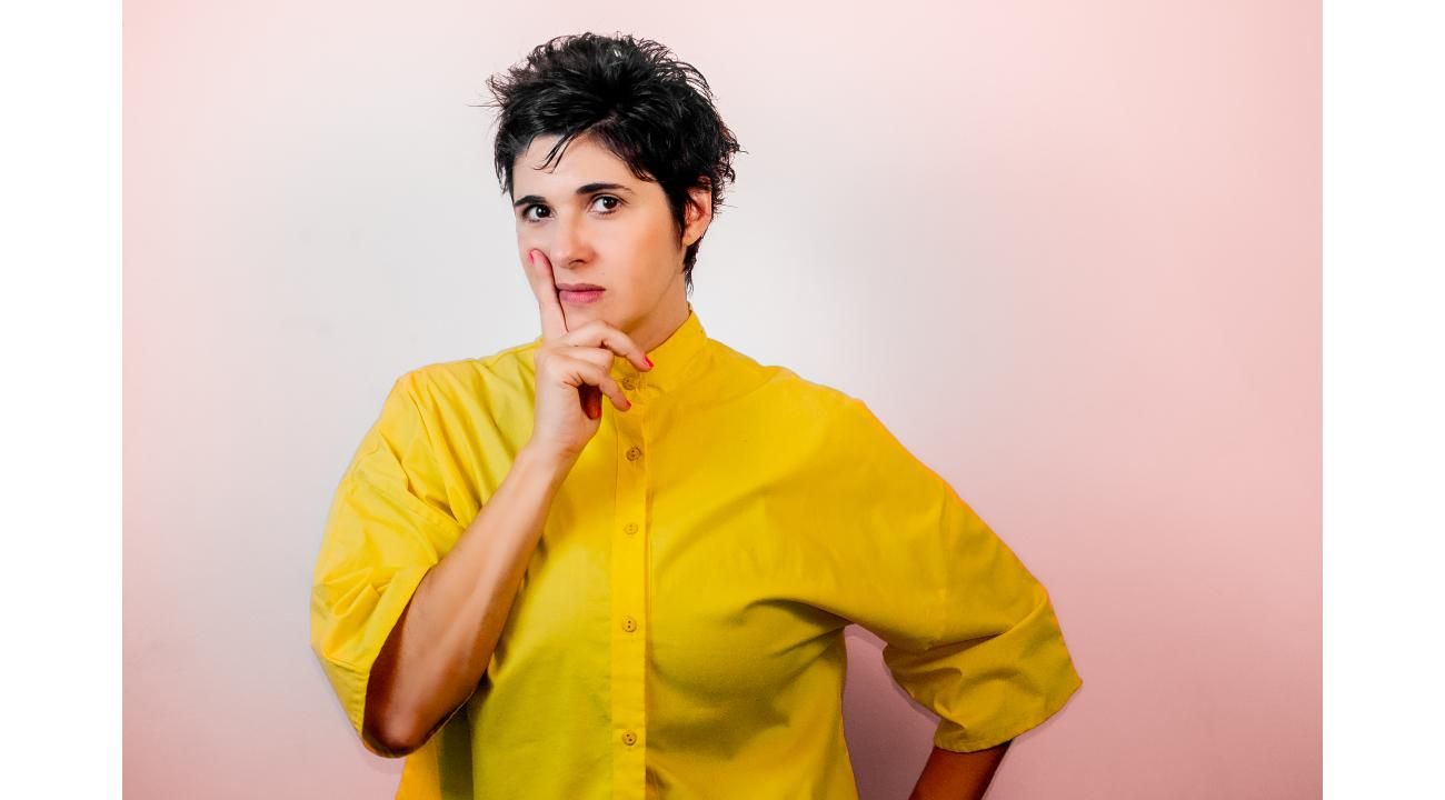 Ariana Caruso: Una línea que corta el cuerpo y la historia en dos