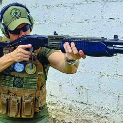 La escopeta es una potente y versátil arma que atraviesa siglos adaptándose a la caza menor, al tiro deportivo y al combate urbano. 