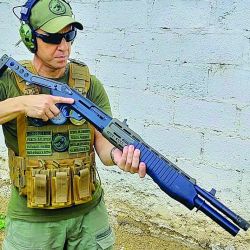 La escopeta es una potente y versátil arma que atraviesa siglos adaptándose a la caza menor, al tiro deportivo y al combate urbano. 