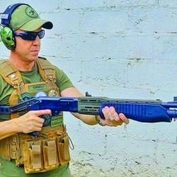 La escopeta es una potente y versátil arma que atraviesa siglos adaptándose a la caza menor, al tiro deportivo y al combate urbano. 