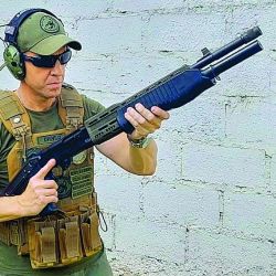 La escopeta es una potente y versátil arma que atraviesa siglos adaptándose a la caza menor, al tiro deportivo y al combate urbano. 