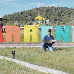 Carrenleufú es una localidad de fuerte impronta rural, rodeada de bosques andino-patagónicos, ríos de aguas cristalinas y paisajes que invitan tanto a la pesca deportiva como al descanso.