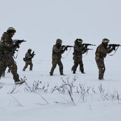 En esta fotografía, tomada y difundida por el servicio de prensa de la 65.ª Brigada Mecanizada de las Fuerzas Armadas de Ucrania, se ve a reclutas ucranianos participando en un entrenamiento militar básico en un lugar no revelado de la región de Zaporizhia, durante la invasión rusa de Ucrania. | Foto:Andriy Andriyenko / 65.ª Brigada Mecanizada de las Fuerzas Armadas de Ucrania / AFP