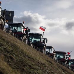 Agricultores polacos alinean sus tractores y camiones en la carretera junto a la ciudad de Wiskitki, mientras protestan contra la próxima firma de un acuerdo comercial entre la Unión Europea (UE) y el bloque sudamericano Mercosur. El pacto UE-Mercosur crearía la mayor zona de libre comercio del mundo y ayudaría a los miembros de la UE a exportar más vehículos, maquinaria, vinos y licores a Latinoamérica en un momento de tensiones comerciales globales. Los agricultores temen que el acuerdo con el Mercosur los vea perjudicados por el flujo de productos más baratos provenientes del gigante agrícola Brasil y sus vecinos. | Foto:WOJTEK RADWANSKI / AFP