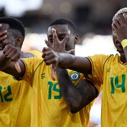 El delantero número de Zimbabue, Tawanda Maswanhise (centro), celebra el primer gol de su equipo con el centrocampista Bill Antonio y el delantero Daniel Msendami, durante el partido del Grupo B de la Copa Africana de Naciones (CAN) entre Zimbabue y Sudáfrica, en el Estadio de Marrakech. | Foto:Khaled Desouki / AFP