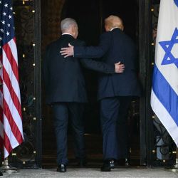 El presidente de Estados Unidos, Donald Trump (der.), y el primer ministro israelí, Benjamin Netanyahu (izq.), entran a la residencia de Trump en Mar-a-Lago, Palm Beach, Florida. | Foto:JIM WATSON / AFP