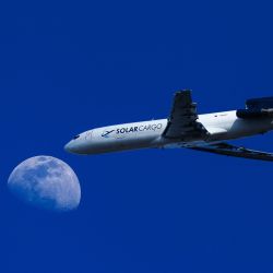 Imagen de la luna con un avión sobrevolando la ciudad de Bogotá, capital de Colombia. | Foto:Xinhua/Andrés Moreno