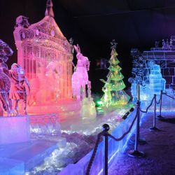 Imagen de un visitante tomando fotografías en un festival de esculturas de hielo, en San Petersburgo, Rusia. | Foto:Xinhua/Irina Motina