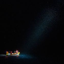La tripulación del buque de rescate "Ocean Viking", operado por la ONG francesa SOS Mediterranée, participa en un ejercicio nocturno en equipo para prepararse para una situación de rescate en el mar con una lancha neumática "RHIB", camino a la zona de búsqueda y rescate en aguas internacionales del mar Mediterráneo. | Foto:SAMEER Al-DOUMY / AFP