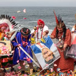 Un grupo de chamanes y curanderos de las regiones costera, andina y amazónica de Perú sostiene imágenes del líder norcoreano Kim Hong-Un, del presidente de Venezuela, Nicolás Maduro, y del presidente de China, Xi Jinping, mientras realizan rituales y predicciones de fin de año frente al mar en Chorrillos, provincia de Lima, Perú. | Foto:CONNIE FRANCE / AFP