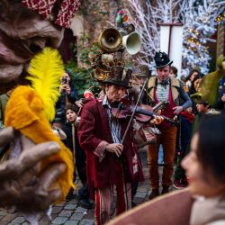 Una banda de música actúa durante el Festival du Merveilleux en el Museo de las Artes Foráneas de París. | Foto:DIMITAR DILKOFF / AFP