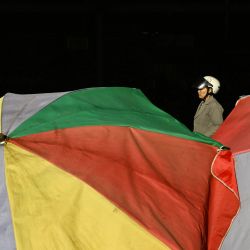 Una mujer camina entre paraguas en un mercado de verduras en Naypyidaw, un día después de la primera fase de las elecciones generales de Myanmar. | Foto:Sai Aung Main / AFP