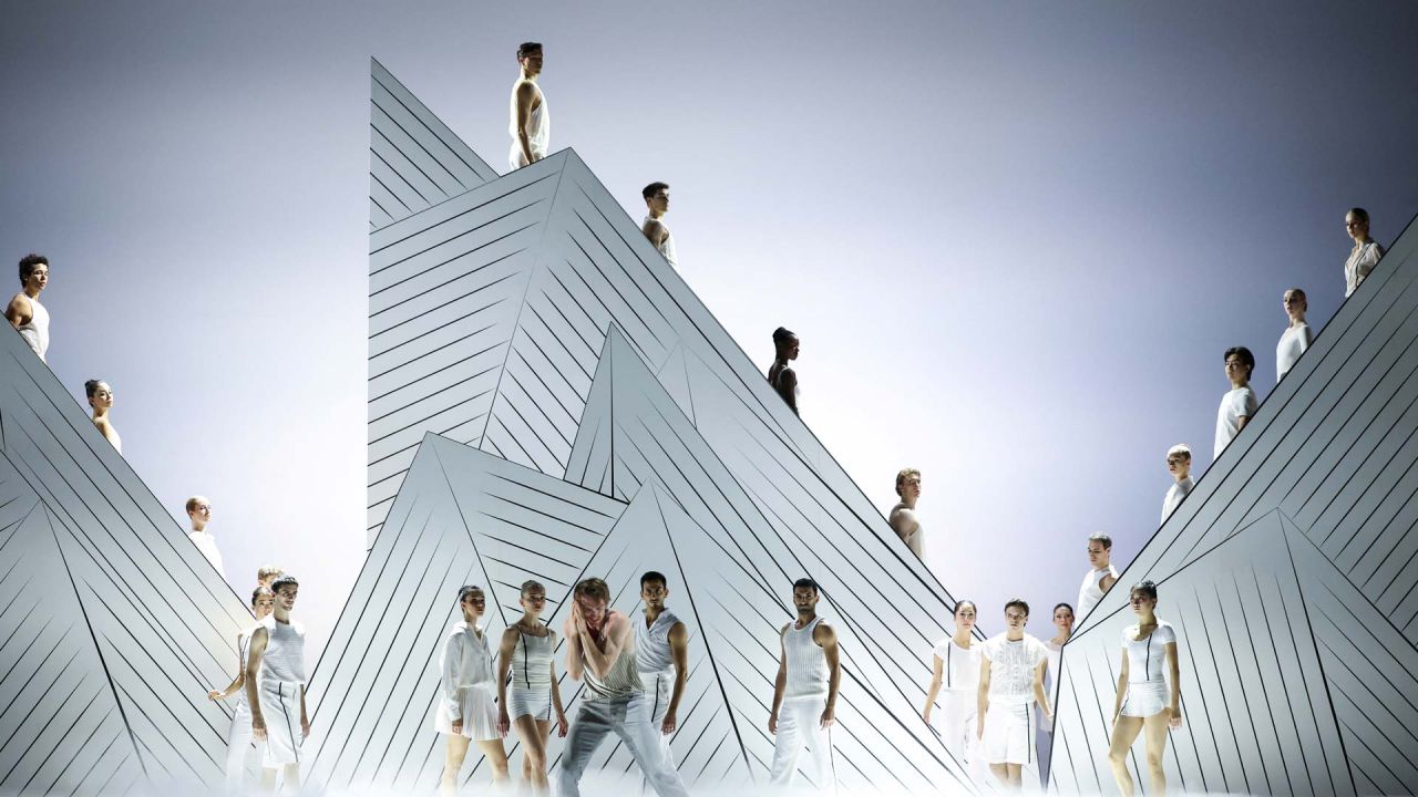 Bailarines del Ballet de Montecarlo actuarán en el estreno del espectáculo "Ma Bayadère", una creación del bailarín y coreógrafo francés Jean-Christophe Maillot, en Mónaco. | Foto:Valery Hache / AFP