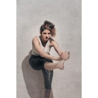 Ariana Caruso: Una línea que corta el cuerpo y la historia en dos