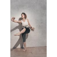 Ariana Caruso: Una línea que corta el cuerpo y la historia en dos