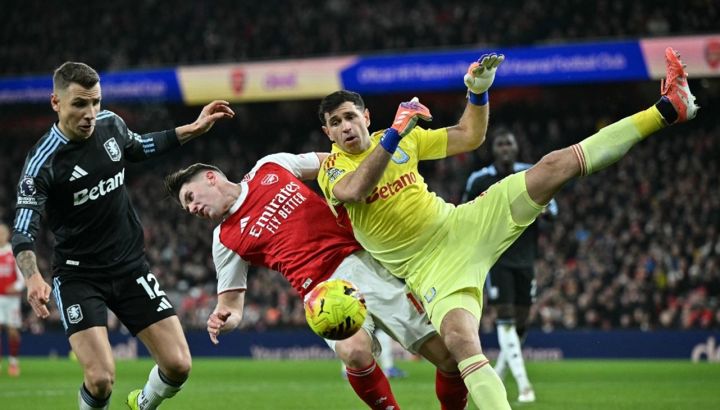 Dibu Martínez jugando para Aston Villa