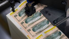 El dólar oficial cerró por debajo de los $1.500