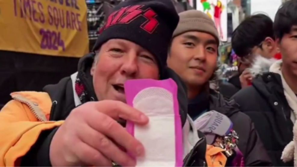 Adultos con pañales y protectores femeninos en Time Square