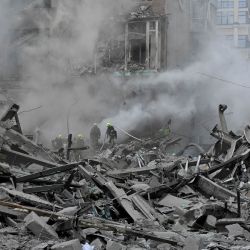 Bomberos ucranianos extinguen un incendio en un edificio residencial tras un ataque aéreo ruso en Járkov, durante la invasión rusa de Ucrania. | Foto:SERGEY BOBOK / AFP