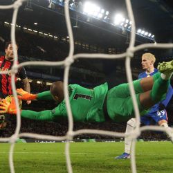 El delantero holandés del Bournemouth, Justin Kluivert (izq.), supera con un toque al arquero español del Chelsea, Robert Sánchez, para marcar el segundo gol durante el partido de la Premier League entre el Chelsea y el Bournemouth en Stamford Bridge, Londres. | Foto:Adrian Dennis / AFP