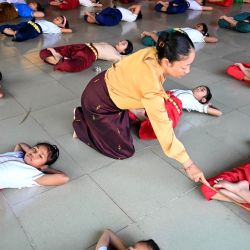 Esta foto muestra a la profesora de danza Hang Sophea, de 45 años, impartiendo clases a estudiantes en la Escuela Secundaria de Bellas Artes de Phnom Penh. La danza clásica jemer, interpretada con música tradicional, es famosa por sus elegantes gestos y su impresionante vestuario, y tiene una historia milenaria. Sin embargo, tras sobrevivir a duras penas al régimen genocida de los Jemeres Rojos en Camboya en la década de 1970, ahora se ve amenazada por un panorama cambiante de los medios de comunicación y el entretenimiento, la financiación limitada y los desafíos económicos. | Foto:TANG CHHIN SOTHY / AFP