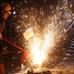 Imagen de un constructor trabajando en el sitio de construcción de un ferrocarril, en el distrito de Deqing, en la ciudad de Huzhou, en la provincia de Zhejiang, en el este de China. | Foto:Xinhua/Xie Shangguo