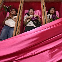 La gente se acuesta durante una ceremonia de resurrección, donde los devotos yacen en ataúdes para una muerte simbólica antes de renacer, en el templo budista Wat Ta Kien en Nonthaburi. | Foto:LILLIAN SUWANRUMPHA / AFP