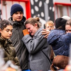 Los dolientes se reúnen cerca del bar Le Constellation, donde un incendio arrasó el local durante las celebraciones de Año Nuevo en la estación de esquí alpina de Crans-Montana, dejando un saldo de unas 40 personas muertas y más de 100 heridas. | Foto:MAXIME SCHMID / AFP