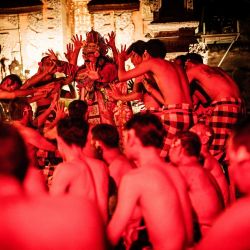 Miembros de la comunidad Taman Kaja realizan la danza Kecak, que representa escenas de la epopeya hindú Ramayana, en el templo Pura Dalem Taman Kaja en Bali. | Foto:Yasuyoshi Chiba / AFP