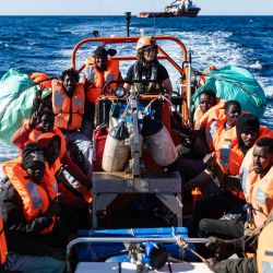 Migrantes a bordo de una embarcación semirrígida (RHIB) tras ser evacuados por la tripulación del buque de rescate "Ocean Viking" del petrolero "Maridive 703" en la zona de búsqueda y rescate de aguas internacionales entre Malta y Túnez. | Foto:SAMEER Al-DOUMY / AFP