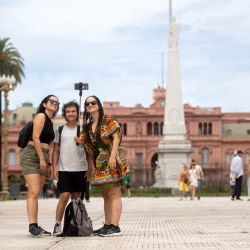 Personas posan para una fotografía en la Plaza de Mayo en la ciudad de Buenos Aires, capital de Argentina. | Foto:Xinhua/Martín Zabala