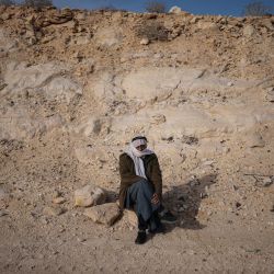Un miembro de la comunidad beduina descansa durante una protesta en un cruce de carreteras a las afueras de la aldea de Bir Hadaj, cerca del kibutz israelí Revivim, en el desierto del Néguev, al sur de Israel, contra la discriminación y la violencia de la policía israelí tras los recientes asesinatos y la operación a gran escala en Tirabin al-Sana, en el desierto del Néguev. | Foto:ilia yefimovich / AFP