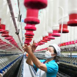 Un trabajador labora en una línea de producción en una empresa textil en un parque industrial, en Hengyang, en la provincia de Hunan, en el centro de China. | Foto:Xinhua/Cao Zhengping