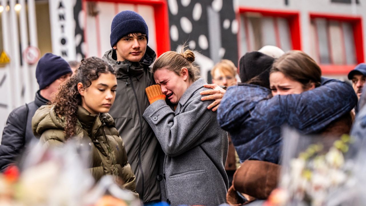 Los dolientes se reúnen cerca del bar Le Constellation, donde un incendio arrasó el local durante las celebraciones de Año Nuevo en la estación de esquí alpina de Crans-Montana, dejando un saldo de unas 40 personas muertas y más de 100 heridas. | Foto:MAXIME SCHMID / AFP