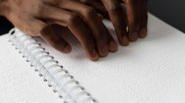 El sistema Braille es un método de lectura y escritura táctil diseñado para personas ciegas o con baja visión bajaBraille lo perfeccionó a los 15 años en la Institución Nacional de Ciegos de París,