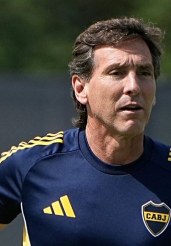 Claudio Úbeda liderando las prácticas de Boca Juniors