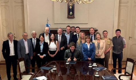 Javier Milei con sus ministros