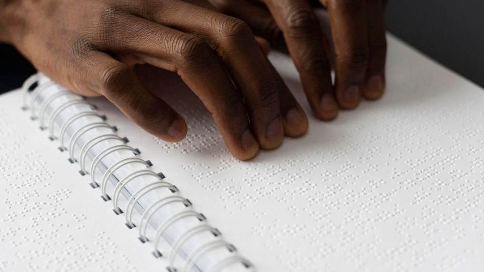 El sistema Braille es un método de lectura y escritura táctil diseñado para personas ciegas o con baja visión bajaBraille lo perfeccionó a los 15 años en la Institución Nacional de Ciegos de París,