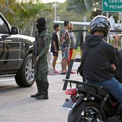 01 Un miembro de la Guardia Nacional vigila la entrada de Fuerte Tiuna, el mayor complejo militar de Venezuela, en Caracas, el 3 de enero de 2026, después de que fuerzas estadounidenses capturaran al líder venezolano Nicolás Maduro tras lanzar un ataque a gran escala contra el país sudamericano. (Foto de Federico PARRA / AFP) | Foto:afp