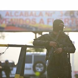 Un miembro de la Guardia Nacional vigila la entrada de Fuerte Tiuna, el mayor complejo militar de Venezuela, en Caracas, el 3 de enero de 2026, después de que fuerzas estadounidenses capturaran al líder venezolano Nicolás Maduro tras lanzar un ataque a gran escala contra el país sudamericano. (Foto de Federico PARRA / AFP) | Foto:afp