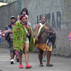 Civiles residentes en Fuerte Tiuna, el mayor complejo militar de Venezuela, abandonan el lugar en Caracas el 3 de enero de 2026, después de que fuerzas estadounidenses capturaran al líder venezolano Nicolás Maduro tras lanzar un ataque a gran escala contra el país sudamericano. (Foto de Federico PARRA / AFP) | Foto:afp