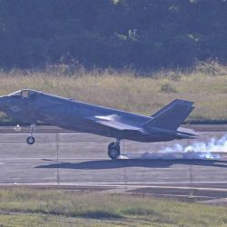 3 de enero de 2026. El presidente Donald Trump declaró el sábado que las fuerzas estadounidenses capturarían al líder venezolano Nicolás Maduro y lanzarían un ataque a gran escala contra el país sudamericano. "Estados Unidos llevó a cabo con éxito un ataque a gran escala contra Venezuela y su líder, el presidente Nicolás Maduro, quien, junto con su esposa, fue capturado y deportado del país", declaró Trump en una entrevista con Social Truth. (Foto de Miguel J. Rodríguez Carrillo / AFP) | Foto:afp