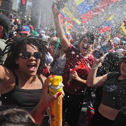 Venezolanos residentes en Chile celebran en Santiago el 3 de enero de 2026, tras la captura del líder venezolano Nicolás Maduro por parte de fuerzas estadounidenses. El presidente Donald Trump declaró el sábado que las fuerzas estadounidenses capturaron al líder venezolano Nicolás Maduro tras bombardear la capital, Caracas, y otras ciudades, en un dramático giro de los acontecimientos, marcando meses de tensión entre Trump y su archienemigo venezolano. (Foto de Javier Torres/AFP) | Foto:afp