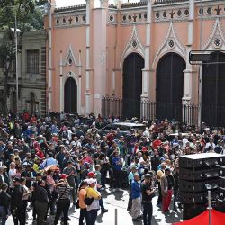 Partidarios del presidente venezolano Nicolás Maduro se congregan en las calles de Caracas el 3 de enero de 2026, tras su captura por las fuerzas estadounidenses. El presidente Donald Trump declaró el sábado que las fuerzas estadounidenses capturaron al líder venezolano Nicolás Maduro tras bombardear la capital, Caracas, y otras ciudades, en un dramático giro de los acontecimientos que marca meses de tensión entre Trump y su archienemigo venezolano. (Foto de Federico Parra/AFP) | Foto:afp